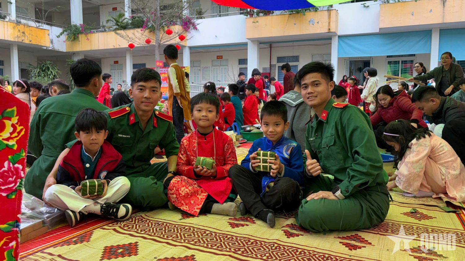 Xuân ấm tình quân dân